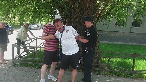 Пьяная компания устроила поножовщину посреди дня в Ужгороде