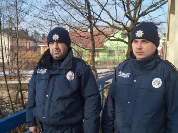 Закарпатские полицейские не дали женщине покончить с собой