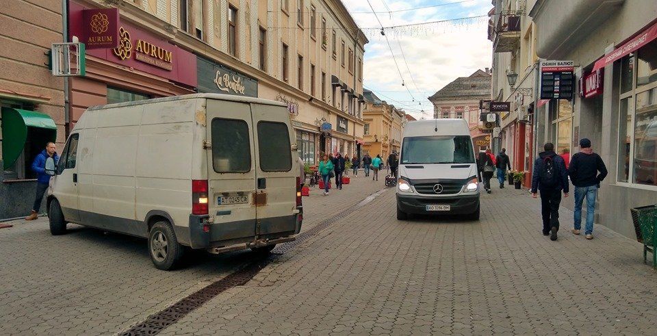 Магазины-паразиты заполоняют исторический центр Ужгорода