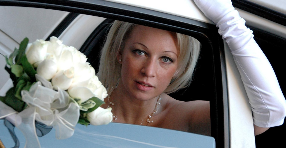 Захарова была в бешенстве от "слива" ее свадебных фотографий в сеть