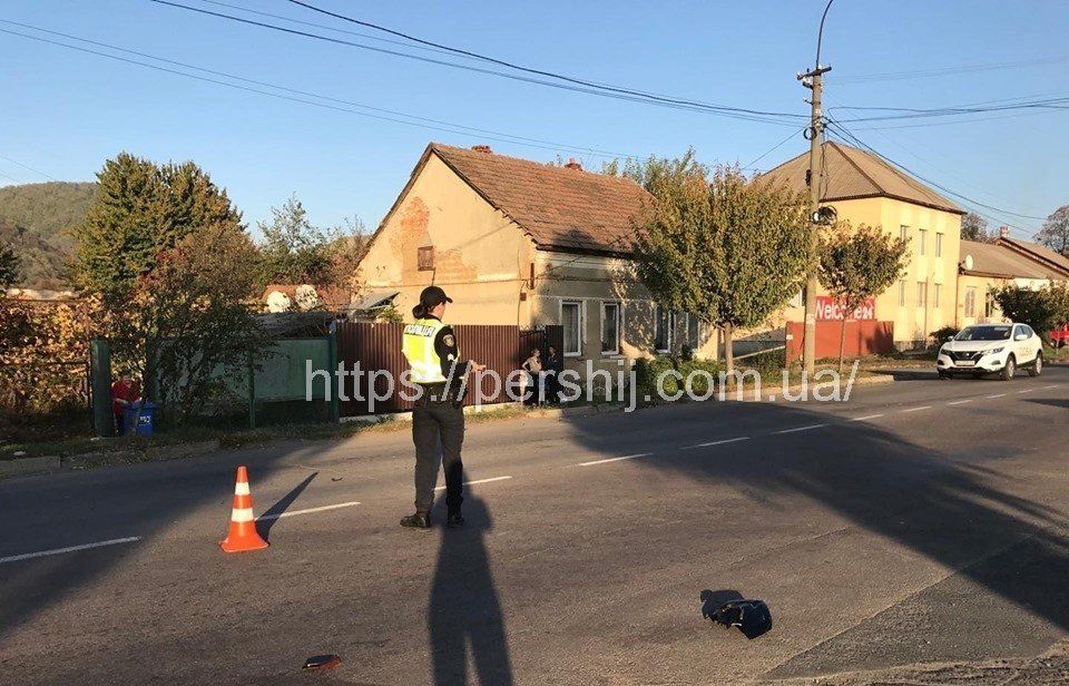 В Закарпатье водитель на "Шкоде" протаранил мотоциклиста, последнего забрала "скорая"