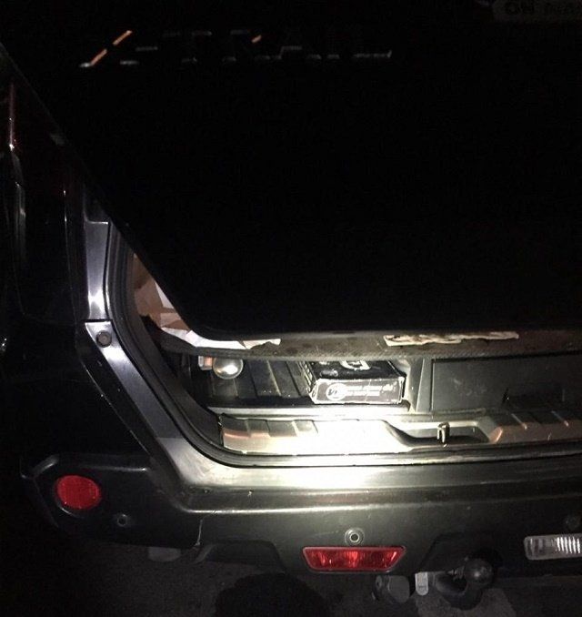 В Закарпатье на границе в багажнике «Nissan» пограничники обнаружили пистолет «G-17»