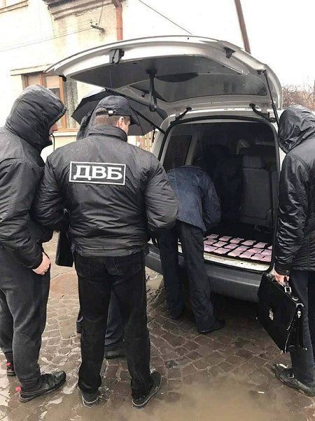 Прокуратура задержала при получении взятки ужгородского полицейского