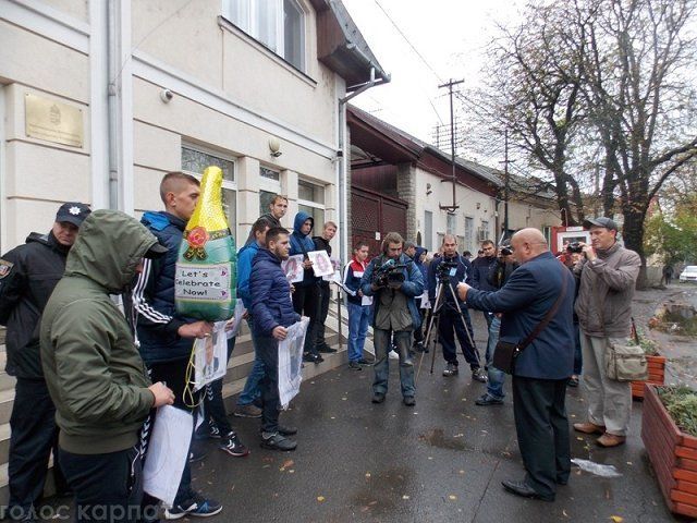 У консульства Венгрии в Закарпатье провели митинг