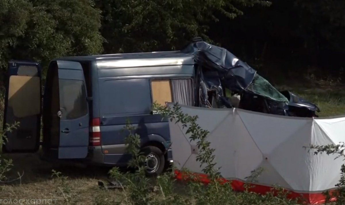 Микроавтобус с заробитчанами из Закарпатья разбился об поезд в Чехии 