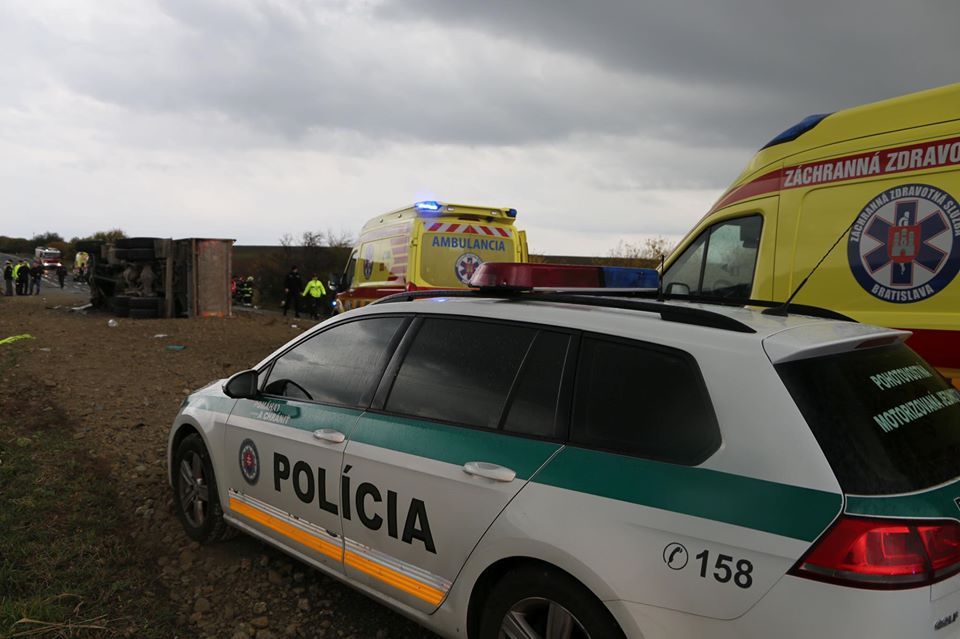 Ужасная трагедия в Словакии: Автобус с пассажирами попал в ДТП с грузовиком на трассе, десятки жертв и пострадавших