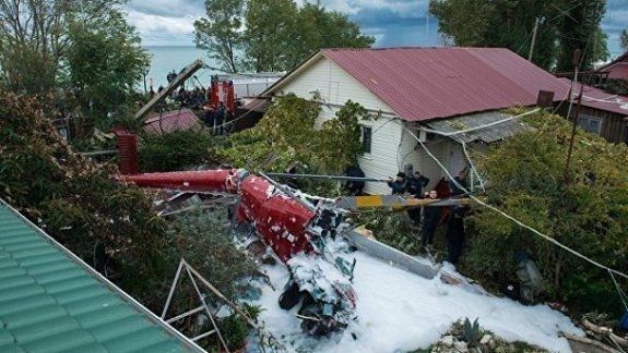 В России вертолет упал на дом, есть погибший