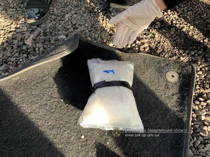 Копы провели задержание наркодилера, который готовил большую поставку метамфетамина в Закарпатье 