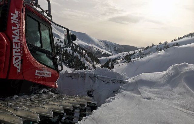 Сноубордисты-экстремалы покоряют заснеженную вершину Драгобрата