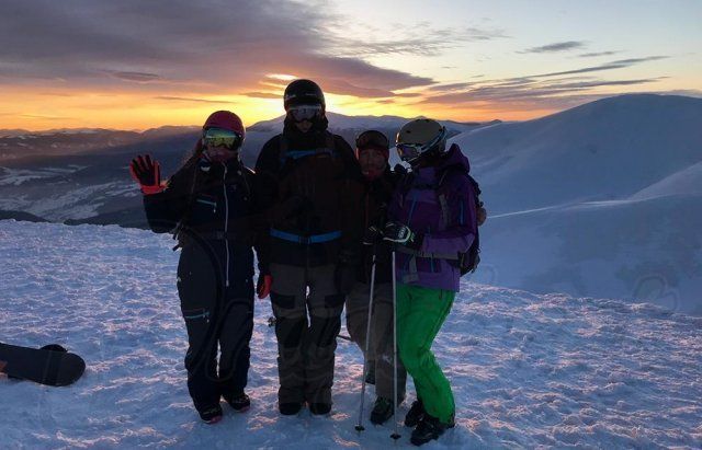 Сноубордисты-экстремалы покоряют заснеженную вершину Драгобрата