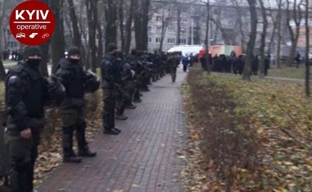 Перфоманс возле посольства США в Киеве 