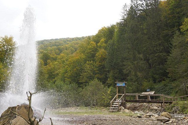 Возле гейзера минеральной воды в Закарпатье обустроили зону отдыха