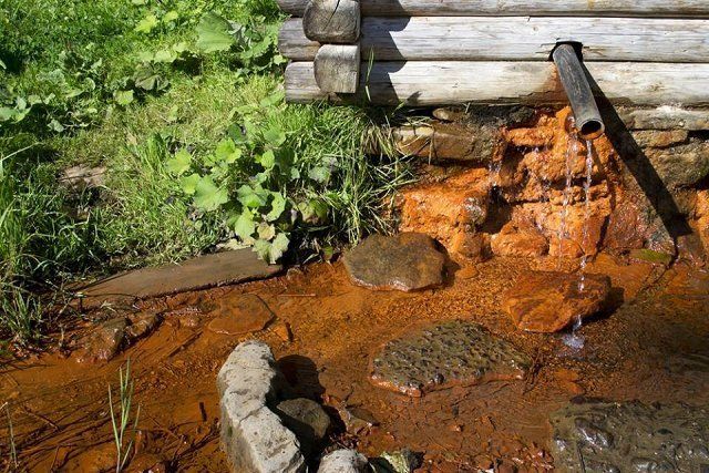 Возле гейзера минеральной воды в Закарпатье обустроили зону отдыха