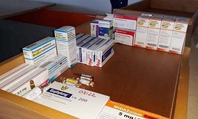 В Закарпатье на КПП Ужгород среди б/у гуманитарки обнаружили целый "арсенал" психотропов и наркопрепаратов