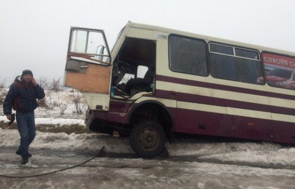 Возле Ужгорода рейсовый автобус съехал в кювет