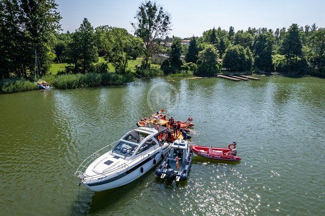 В польском Варминско-Мазурском воеводстве в озеро упал частный вертолет с тремя украинцами на борту