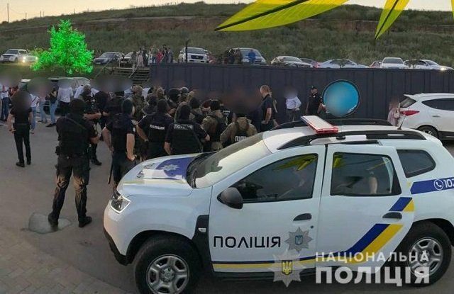 Спецназ со стрельбой "упаковал" чеченцев, устроивших дикий	разгул на свадьбе под Одессой