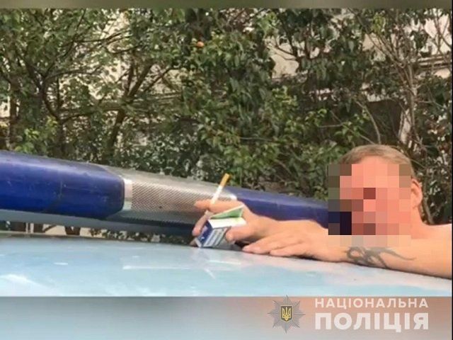 В Харьковской области трое полицейских пытались задержать полностью голого мужчину