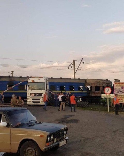 Под Полтавой поезд врезался в грузовик: госпитализирована дежурная на переезде