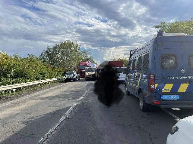 В Ужгороде произошла жесткое ДТП: неразминулись 2 грузовика и 3 легковушки 