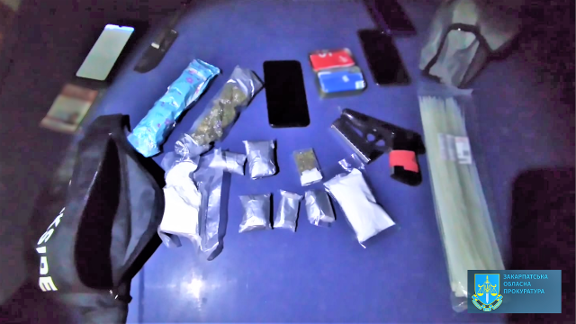 Кокаин и оружие: В Закарпатье задержали столичного наркоторговца на Land Cruiser