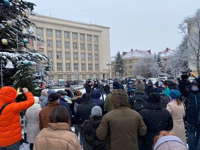 Тарифный Майдан: В областном центре Закарпатья протестуют против космических цен на коммуналку