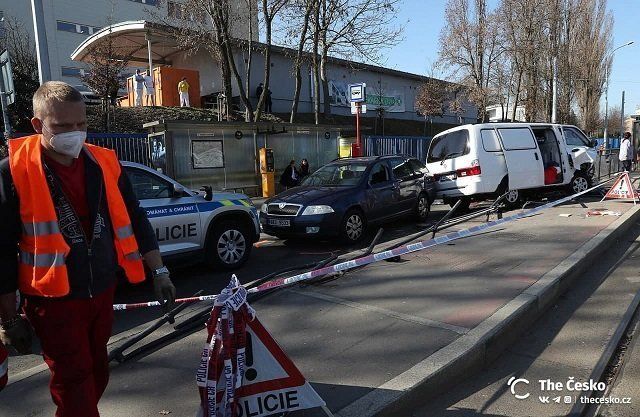 В столице Чехии микроавтобус сбил людей на трамвайной остановке: травмированы 6 человек 