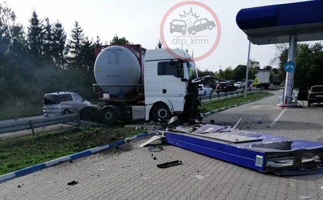 В Хмельницкой области в жутком ДТП пострадали семь человек, столкнулись грузовик и легковушка
