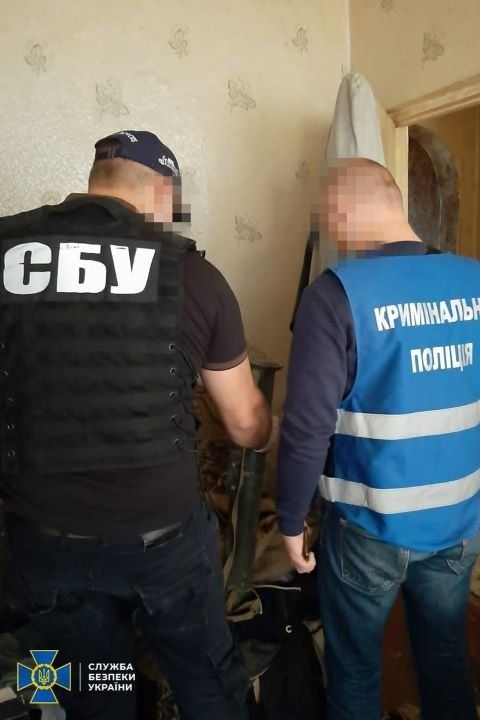 В Закарпатье на границе "выловили" контрабандиста с партией холодного оружия 