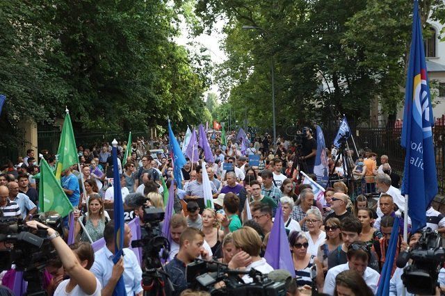 Около тысячи человек в понедельник вышли на протест в Будапеште.