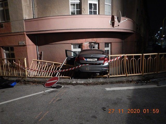 Смертельная авария в Словакии: Пьяный 27-летний водитель на всей скорости влетел в дом