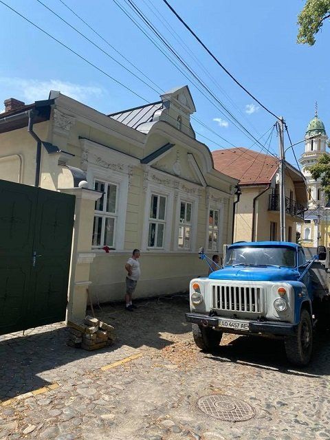 В історичному центрі Ужгорода безжально руйнують тротуар, який пережив Другу світову війну