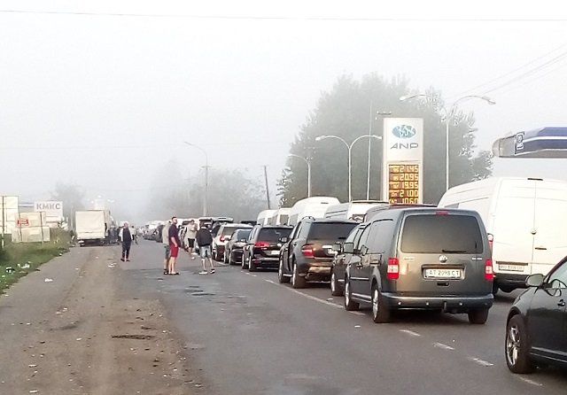 Это бесчеловечно!: В Закарпатье на украинско-венгерской границе застряли около 450 авто