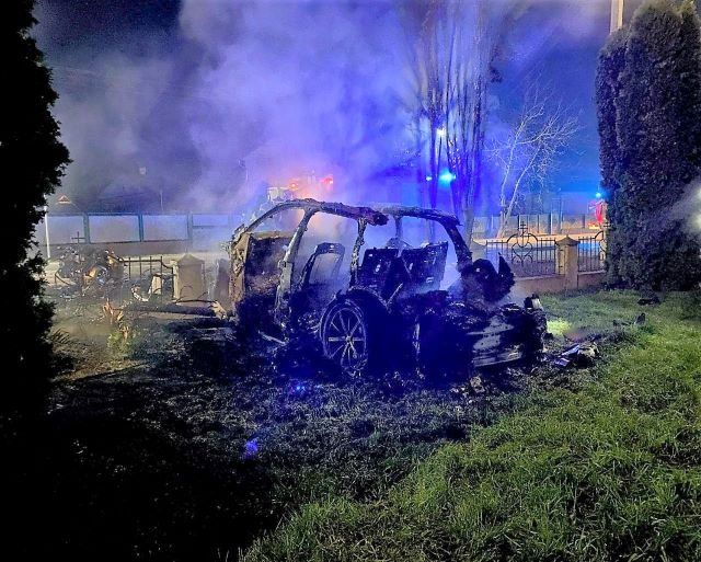 В Закарпатье пьяный на Audi протаранил бетонное ограждение часовни, пассажир сгорел заживо