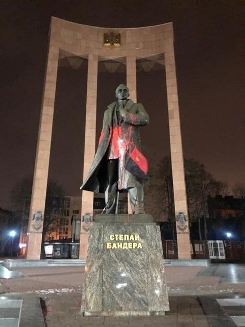 Ночью во Львове кто-то посмел осквернить памятник Бандере