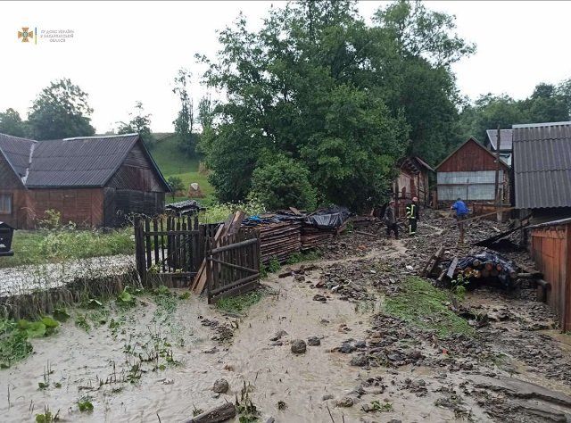 В Раховском районе разрушены дороги и подтоплены десятки домов.