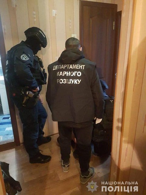 Деньги, оружие, спецоборудование, рации: В Харькове задержана "элитая" банда угонщиков авто