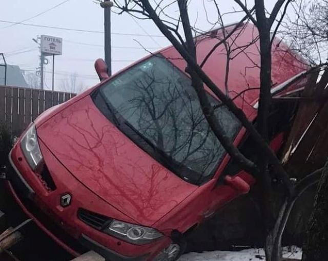 ДТП в Закарпатье: легковушка "зависла" на заборе