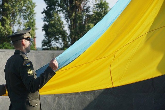 В Ужгороді підняли найбільший прапор Закарпаття