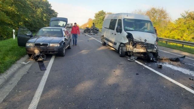 Под Львовом парень на Volkswagen на полном ходу влетел в грузовик DAF и погиб