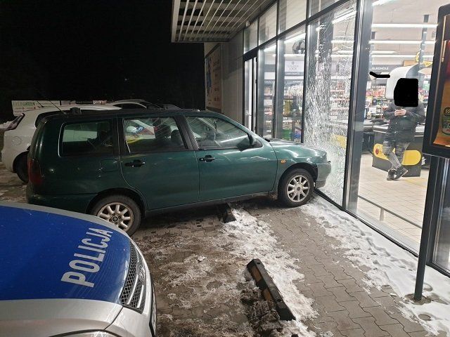 ДТП в Польше: Украинец навеселе влетел на авто в магазин
