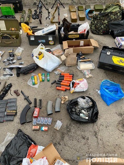 В Харькове мужчина хранил в гараже огромное количество оружия и боеприпасов