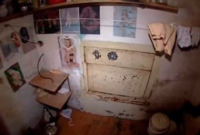 Стоп-кадр оперативной съемки помещения, где Виктор Мохов держал похищенных девушек
