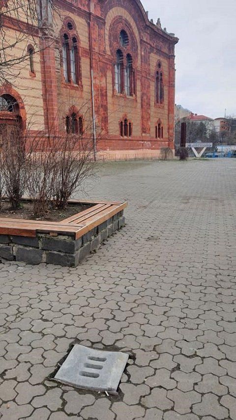 В областном центре Закарпатья обнаглевшая банда не устает тырить решетки водостоков