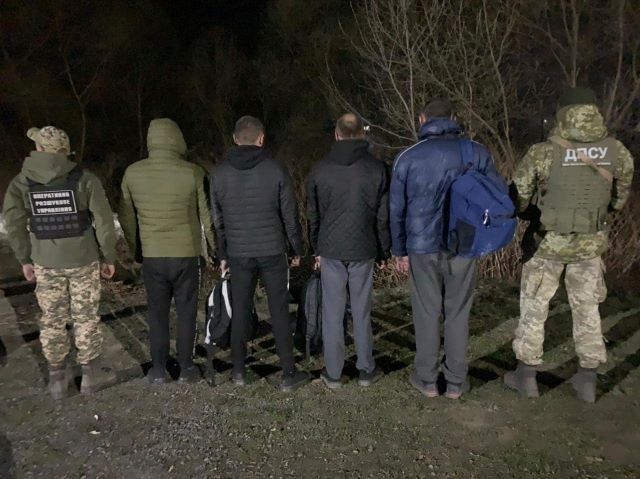 В Закарпатье на границе задержали дезертира из Киева: видео момента