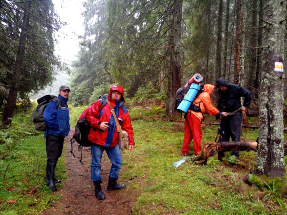 У горах Закарпаття гірські рятувальники доправили до лікарні туриста в передінсультному стані