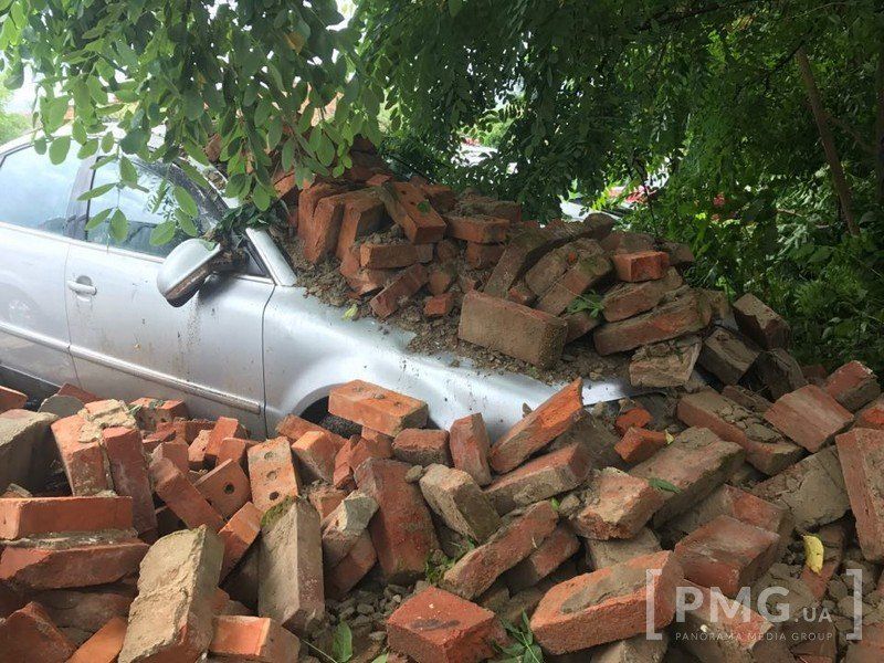 Стіна, що впала у Мукачеві, потрощила 5 автомобілів