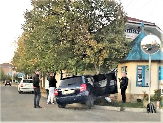 Авария в Закарпатье: Легковушка улетела с дороги прямо в дерево