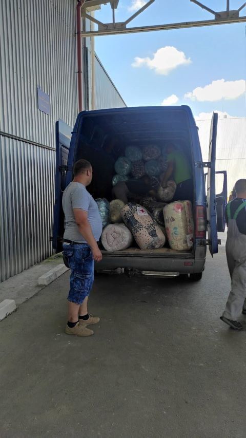 Тысячи матрасов и одеял отправили в места проживания переселенцев в Закарпатье
