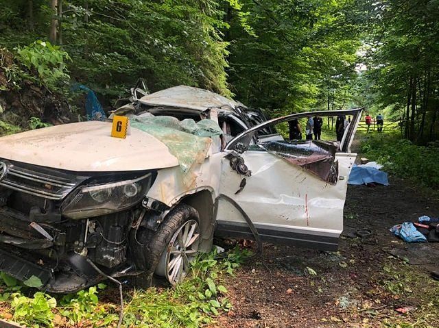 В украинских Карпатах в городе Яремче автомобиль Volkswagen Tiguan слетел с дороги в обрыв.
